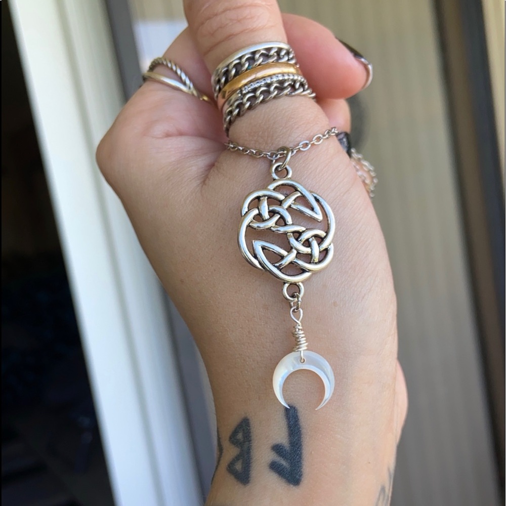 Celtic knot charm & mother of pearl moon - Picture 4 of 11